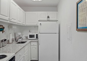 Clean/Cute Efficiency Ocean Views w/Pool & Parking