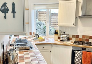 Cliff Cottage - a cottage that sleeps 4 guests in 2 bedrooms