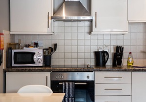 Coaching mews just a few steps from harbour and town centre in quiet cul de sac - 1 bed ground floor