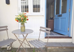Coaching mews just a few steps from harbour and town centre in quiet cul de sac - 1 bed ground floor