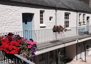 Coaching mews just a few steps from harbour and town centre in quiet cul de sac - 1 bed ground floor