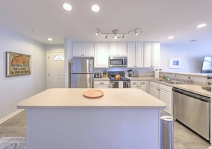 Coastal Beach Retreat: 3BR 🏊 Pool 🏖️ Near Beach 🛍️Shopping Washer/Dryer WiFi