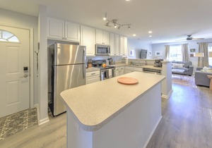 Coastal Beach Retreat: 3BR 🏊 Pool 🏖️ Near Beach 🛍️Shopping Washer/Dryer WiFi