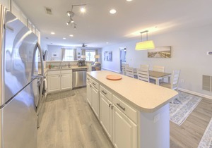 Coastal Beach Retreat: 3BR 🏊 Pool 🏖️ Near Beach 🛍️Shopping Washer/Dryer WiFi