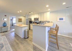 Coastal Beach Retreat: 3BR 🏊 Pool 🏖️ Near Beach 🛍️Shopping Washer/Dryer WiFi