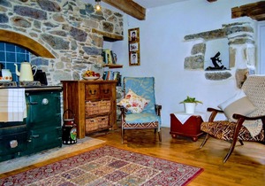 Coastal Farmhouse with heated pool and gardens 10 minutes from beaches