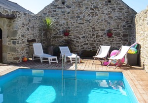 Coastal Farmhouse with heated pool and gardens 10 minutes from beaches