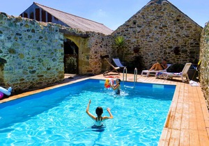 Coastal Farmhouse with heated pool and gardens 10 minutes from beaches