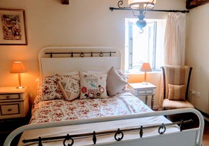 Coastal Farmhouse with heated pool and gardens 10 minutes from beaches