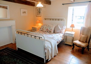 Coastal Farmhouse with heated pool and gardens 10 minutes from beaches