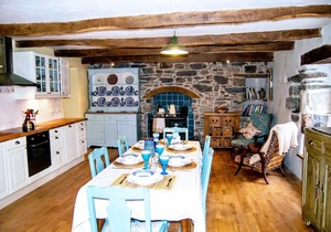Coastal Farmhouse with heated pool and gardens 10 minutes from beaches