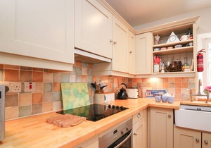 COASTGUARD COTTAGE, pet friendly, with a garden in Kingswear, Devon
