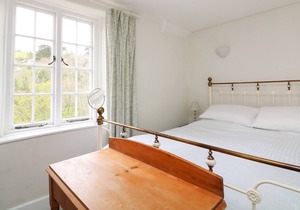 COASTGUARD COTTAGE, pet friendly, with a garden in Kingswear, Devon