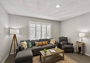 Come enjoy Island life, stay at condo with pool - Call for monthly discount