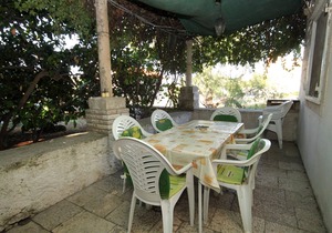 Comfortable and spacious apartment with terrace Lumbarda, Korčula (A-179-a)