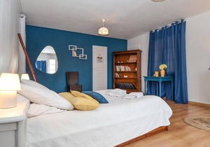 Comfortable and tasteful vacation apartment with swimming pool.