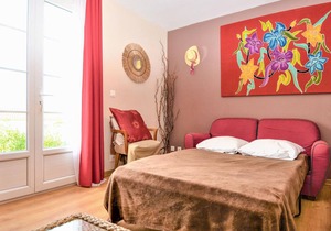 Comfortable and tasteful vacation apartment with swimming pool.