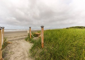 Comfortable bayfront condo with fireplace, WiFi & incredible views - dogs OK