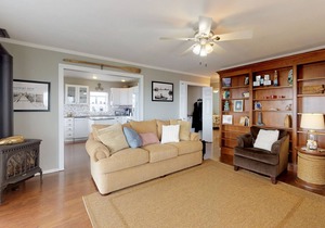 Comfortable bayfront condo with fireplace, WiFi & incredible views - dogs OK