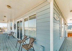 Comfortable bayfront condo with fireplace, WiFi & incredible views - dogs OK