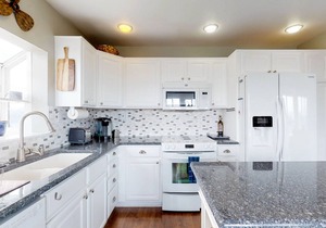 Comfortable bayfront condo with fireplace, WiFi & incredible views - dogs OK