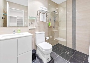 Comfy 3 Bed Apt at Homebush | MHS