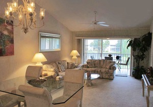 Comfy-Cozy Condo in Great North Naples Location