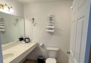 Comfy Petite Queen Suite in the Heart of Red Bud!