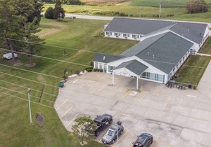 Comfy Petite Queen Suite in the Heart of Red Bud!