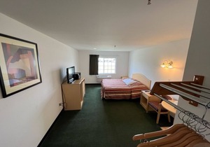 Comfy Petite Single King Suite in a Friendly Town!