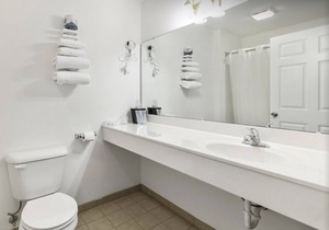 Comfy Petite Single King Suite in a Friendly Town!