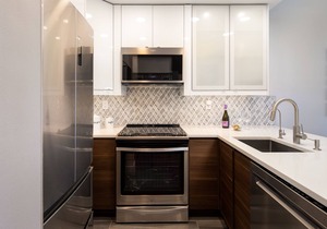 Condo 2 Bedrooms 2 Baths Pool 6 min to Beaches Downtown Restaurants Shopping