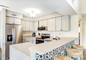 Condo with central AC, private W/D & free WiFi - shared pool