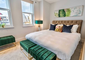 CONTEMPORARY, LUXURIOUS TWO-BEDROOM APARTMENT IN HOLBORN