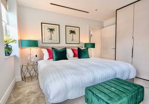 CONTEMPORARY, LUXURIOUS TWO-BEDROOM APARTMENT IN HOLBORN