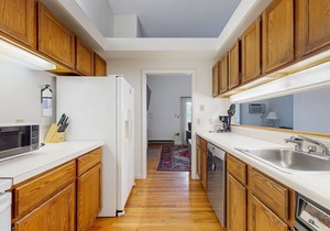 Convenient Dog-Friendly Townhouse w/Bay Views, Fast WiFi, A/C, Gas Grill, & More