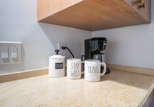 Conveniently located Waikiki studio, with A/C, close to beach, restaurants