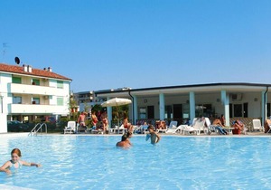 Cosy apartment in Lido Adriano with communal pool