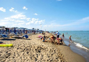 Cosy apartment in Lido Adriano with communal pool