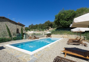 Cosy apartment with WIFI, A/C, pool, TV, patio, panoramic view and parking, close to Siena