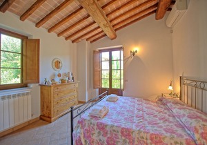 Cosy apartment with WIFI, A/C, pool, TV, patio, panoramic view and parking, close to Siena