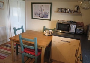 Cosy character apartment overlooking historic harbour and beach