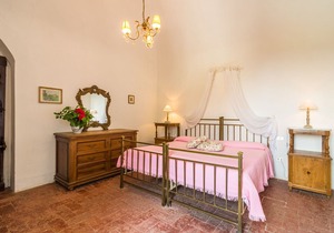 Cosy Farmhouse in Bacchereto with Swimming Pool