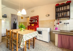 Cosy Farmhouse in Bacchereto with Swimming Pool