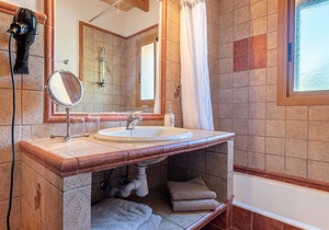 Cosy Holiday Home Els Girasols with Pool, Fireplace, Terrace & Wi-Fi