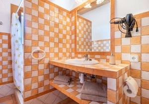 Cosy Holiday Home Els Girasols with Pool, Fireplace, Terrace & Wi-Fi