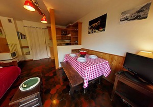 Cozy 2-room + mezzanine, Chinaillon center, south balcony, private parking