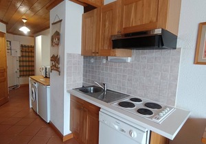 Cozy Apt for 6 Near Slopes, Shops, and Lift, Pet-Friendly with Private Parking