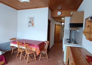 Cozy Apt for 6 Near Slopes, Shops, and Lift, Pet-Friendly with Private Parking