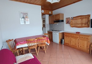 Cozy Apt for 6 Near Slopes, Shops, and Lift, Pet-Friendly with Private Parking